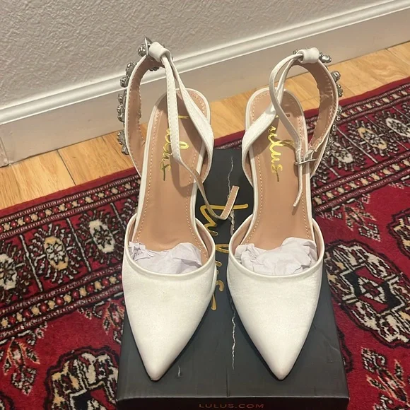 Brand new lulu’s white size 5.5 heels never been worn - Picture 2 of 3